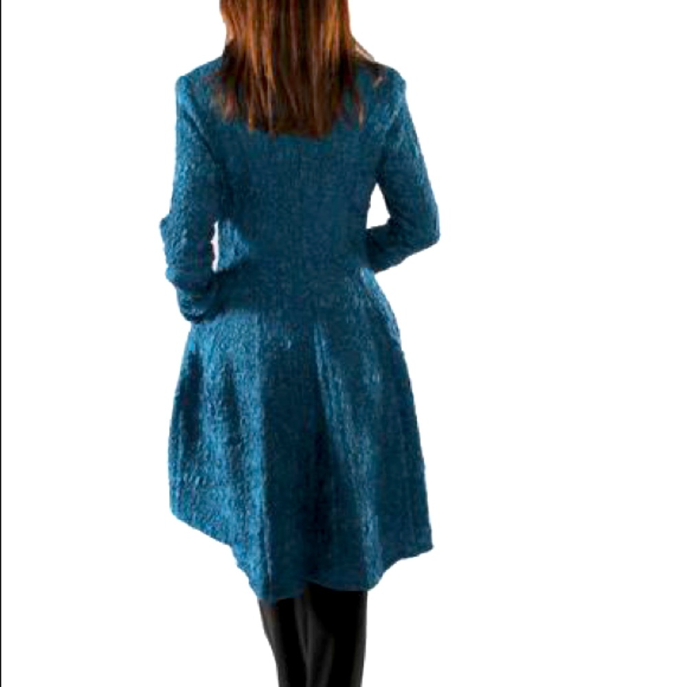 Design Today's Jacket With Adjustable Wire Collar